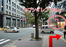 セブンイレブンの交差点を右