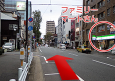 右手にファミマ